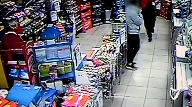 Bakıda maskalı şəxs marketə basqın etdi: kassir qadın onunla əlbəyaxa oldu