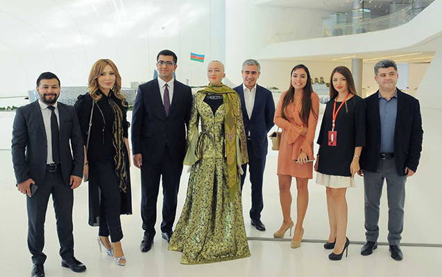 Leyla Əliyeva robot “Sofiya” ilə bir arada - Fotolar