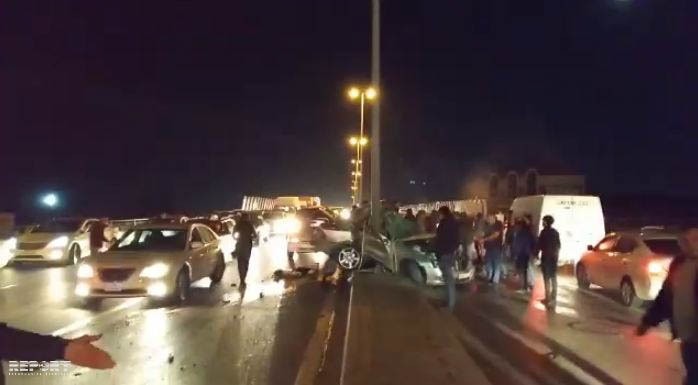 "Mercedes" işıq dirəyinə çırpıldı - sürücü ağır yaralandı