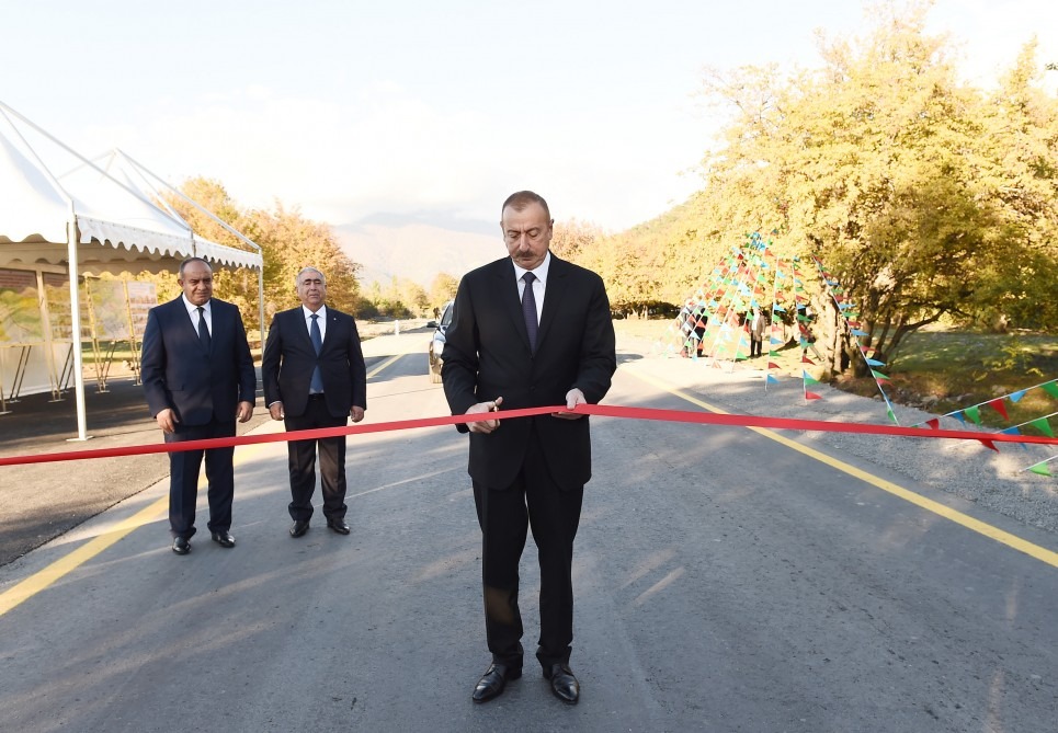 İlham Əliyev 13 məntəqəni birləşdirən yolun açılışını etdi - FOTO