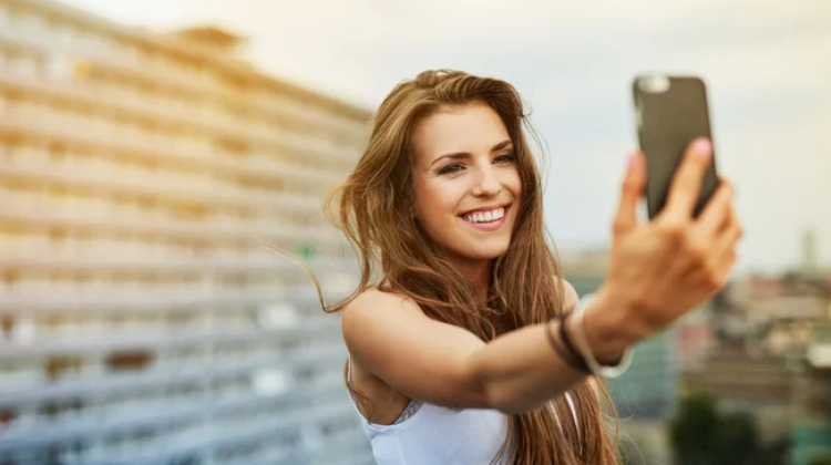 Azərbaycanda selfi çəkmək istəyən 25 yaşlı gürcü qızı bel sümüyünü sındırdı