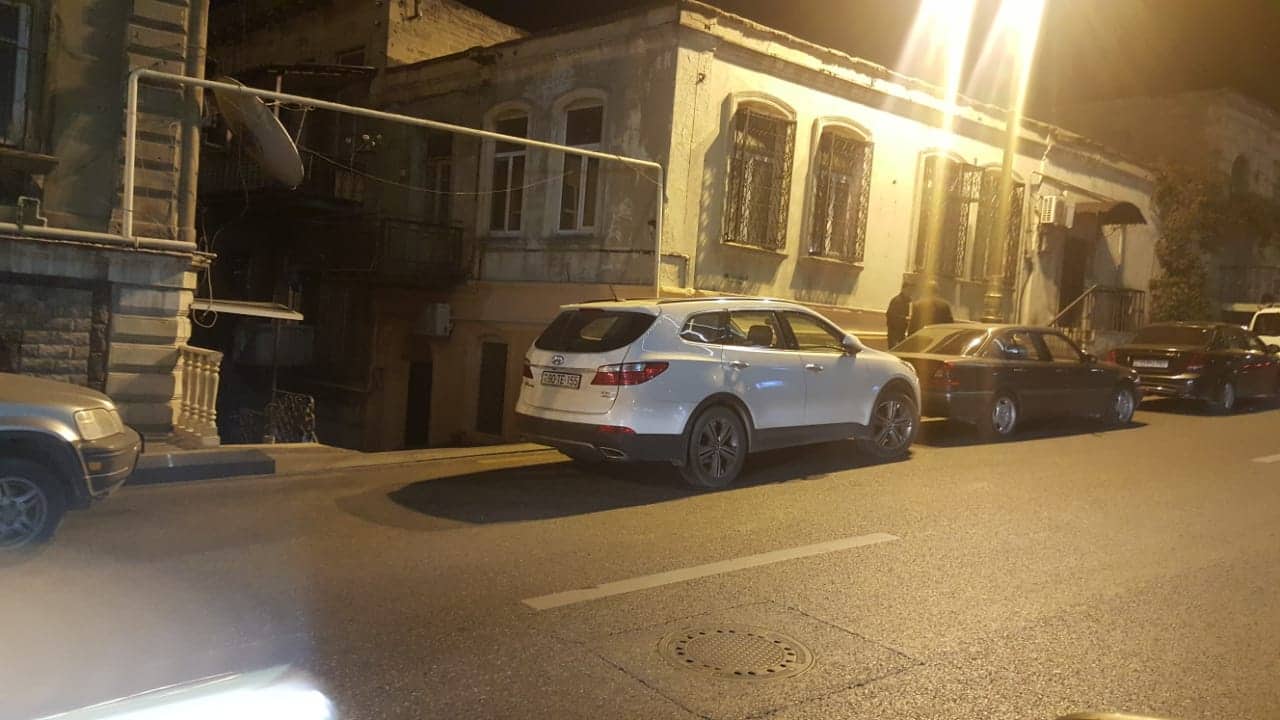 Bakıda sürücüdən "unikal" hərəkət: Yolu bağladı, insanlar evlərinə gedə bilmədi (FOTOFAKT)