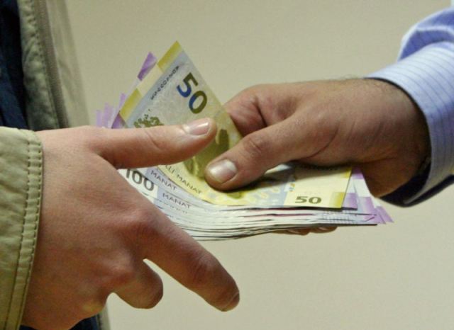 Daha bir gömrük əməkdaşı işdən qovuldu - 100 manat rüşvət istəyibmiş...