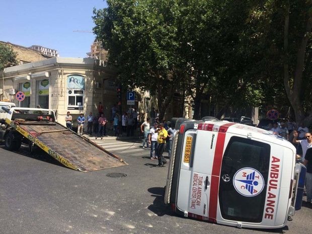 Azərbaycanda təcili yardım maşını aşdı - 5 nəfər xəsarət aldı