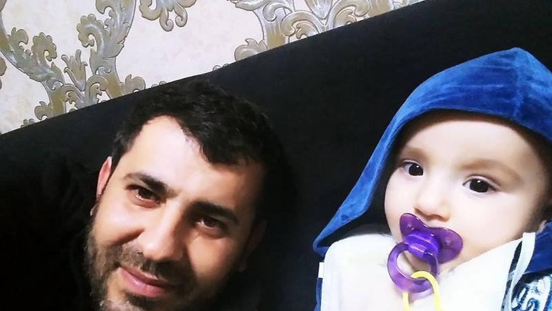 Azərbaycanda faciəvi şəkildə ölən 1 yaşlı uşağın atası ilə - FOTOSU