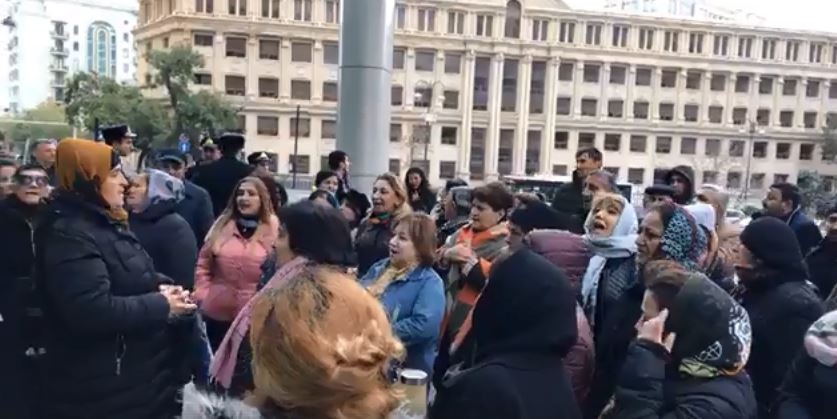 Narazı şəhid vərəsələri nazirliyin qarşısına toplaşdı - Sahil Babayev onları qəbul etdi
