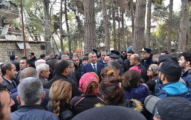 Köçkünlərin yaşadığı bina yandı - Komitə sədri hadisə yerində