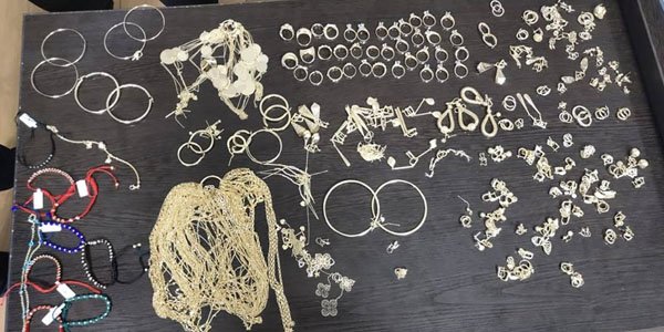 Azərbaycana gətirilən külli miqdarda zinət əşyaları tutuldu
