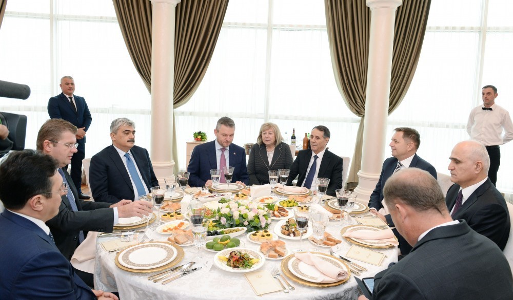 Novruz Məmmədov slovakiyalı həmkarı ilə nahar etdi - FOTO
