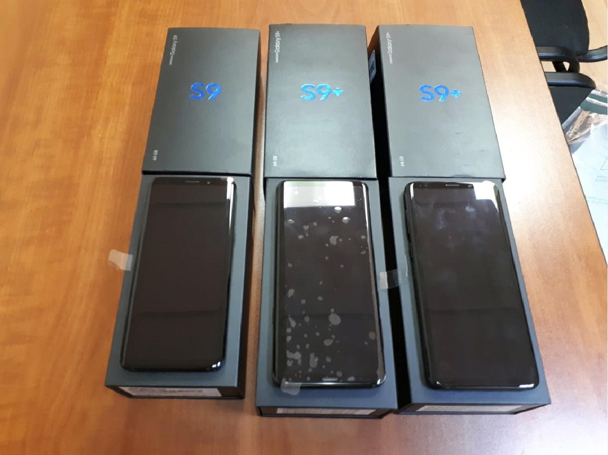 Ərzaq məhsullarının içindən mobil telefonlar çıxdı