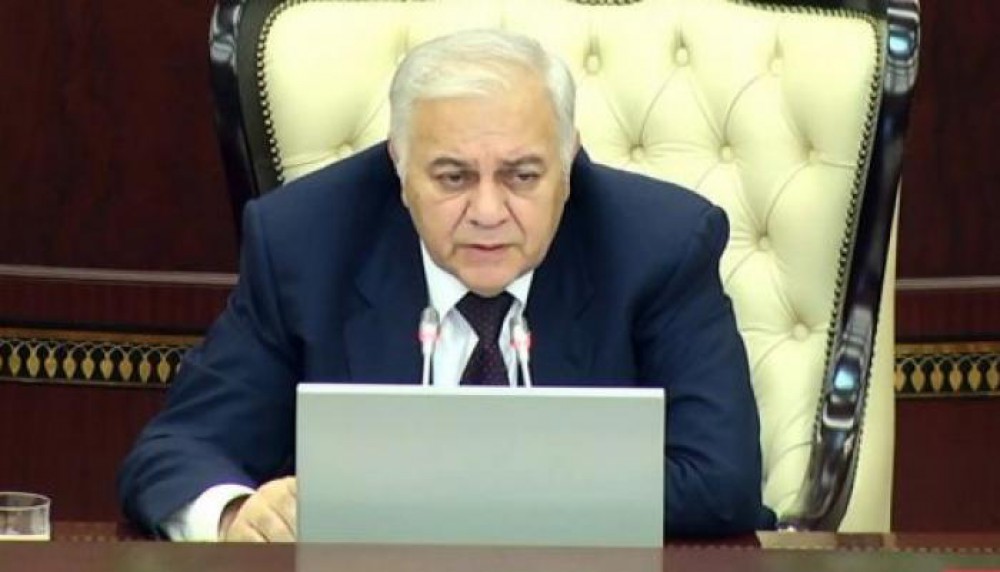 “Kim burada deputatdırsa, zəhmət çəkib azərbaycanca danışsın” - Oqtay Əsədov