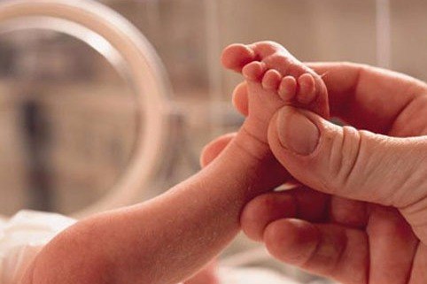 Azərbaycanda dəhşət: Ana körpəsinin göbəyini qayçı ilə...