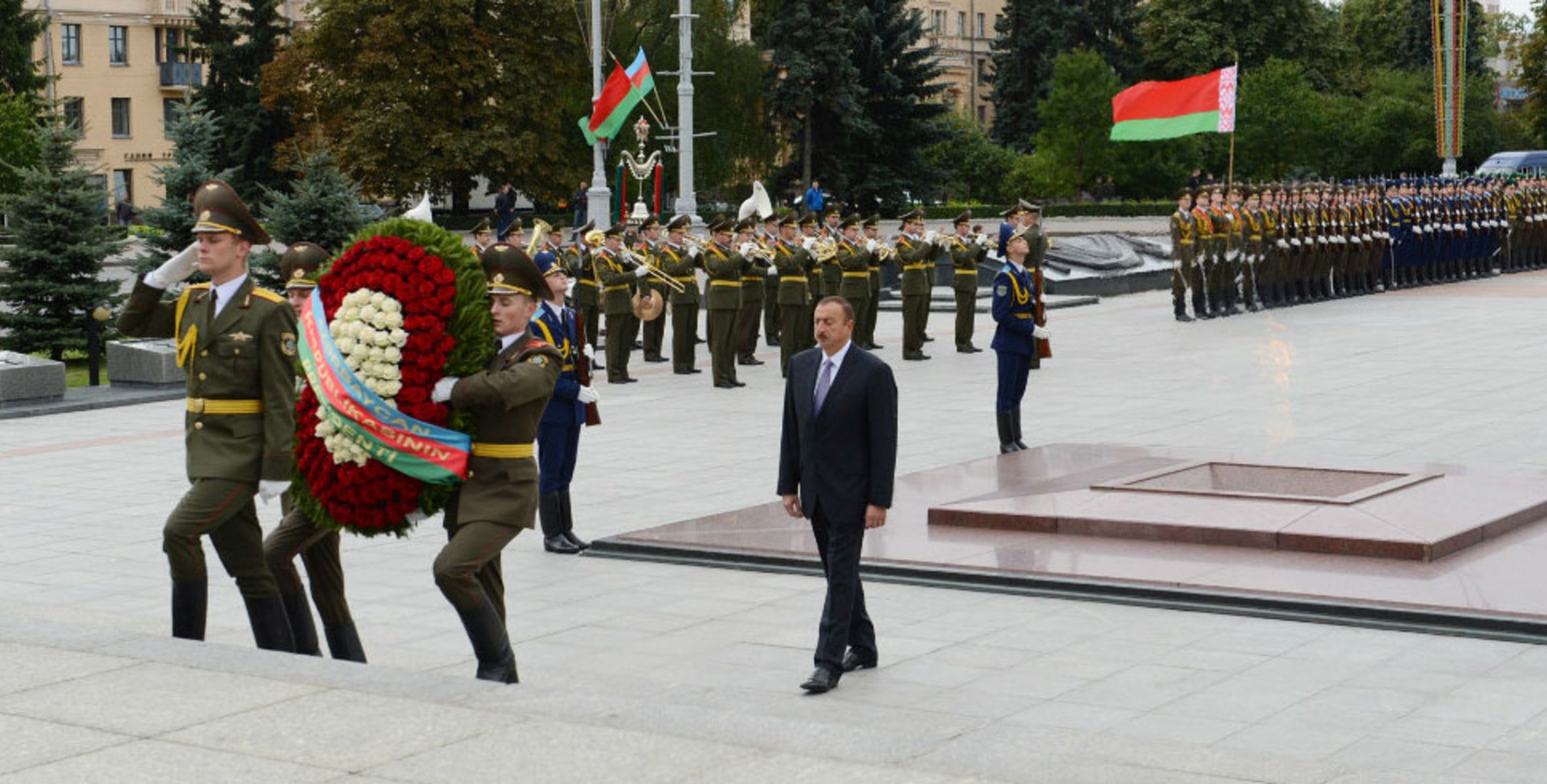 Prezident Minskdə “Qələbə” meydanını ziyarət etdi