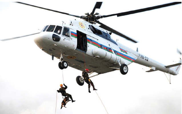 Bakıdan Gəncəyə helikopterlə xilasedicilər və itlər aparıldı - Rəsmi açıqlama