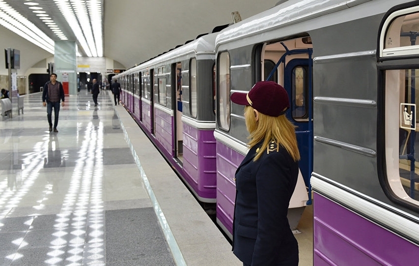 Bakı metrosunda rüsvayçılıq: Gənc qızdan qeyri-adi hərəkətlər- VİDEO