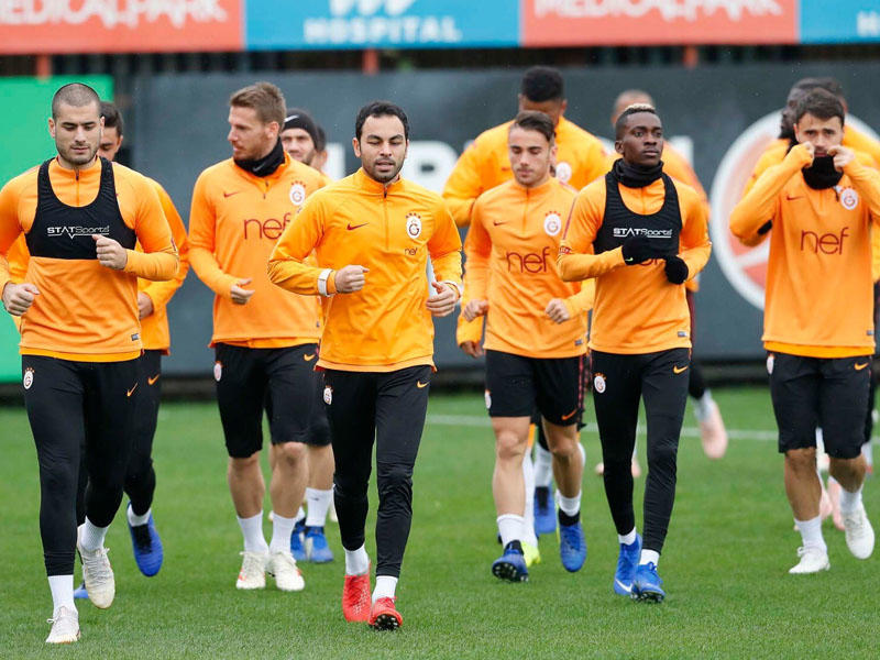 "Qalatasaray" Moskvaya 21 futbolçu ilə getdi