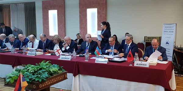 Azərbaycanın iki deputatı Ermənistana getdi - FOTOLAR