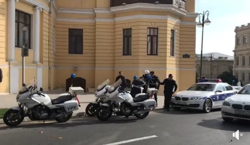 Bakıda yol polisinin halı pisləşdi: Xəstəxanaya aparıldı - VİDEO