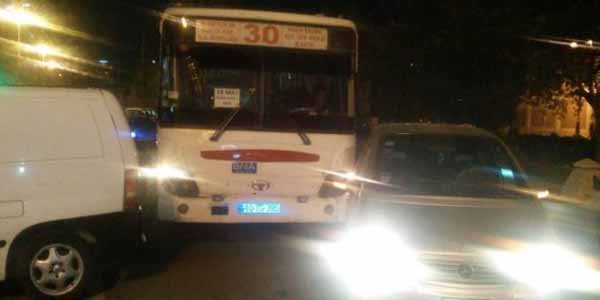 Bakıda sərnişin avtobusu qəzaya düşdü - FOTO
