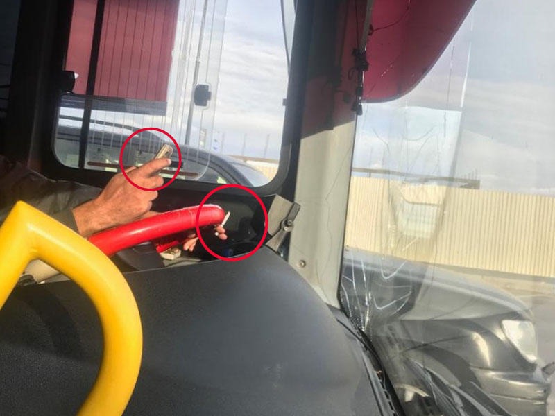 Bakıda avtobusda qayda pozuntusu - Sürücünün bir əlində telefon, o birində siqaret