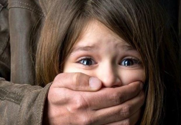 Səkkiz yaşlı qız Bakıda məhkəmədə ağladı: Ağzımı tutdu ki, qışqırmayım