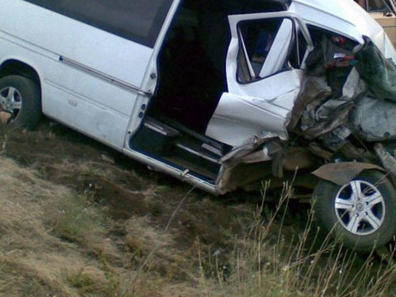 Salyanda avtobus qəzaya uğradı: 5 nəfər yaralıdır