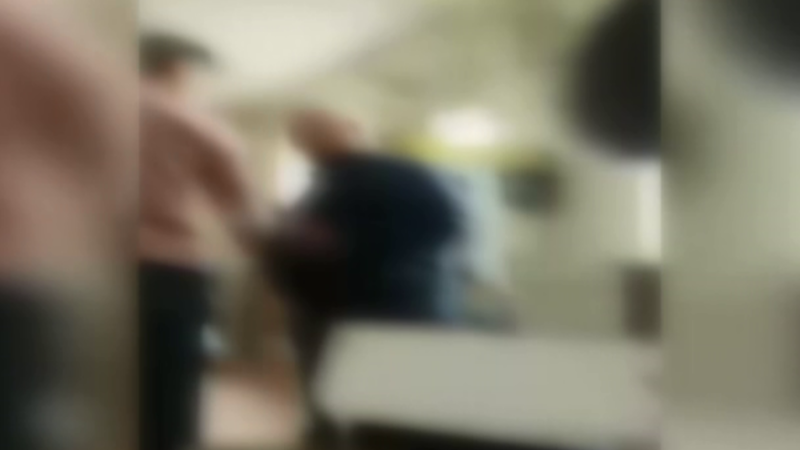 Bakıda müəllim şagirdi döydü, şagird ona hücum etdi - ANBAAN VİDEO