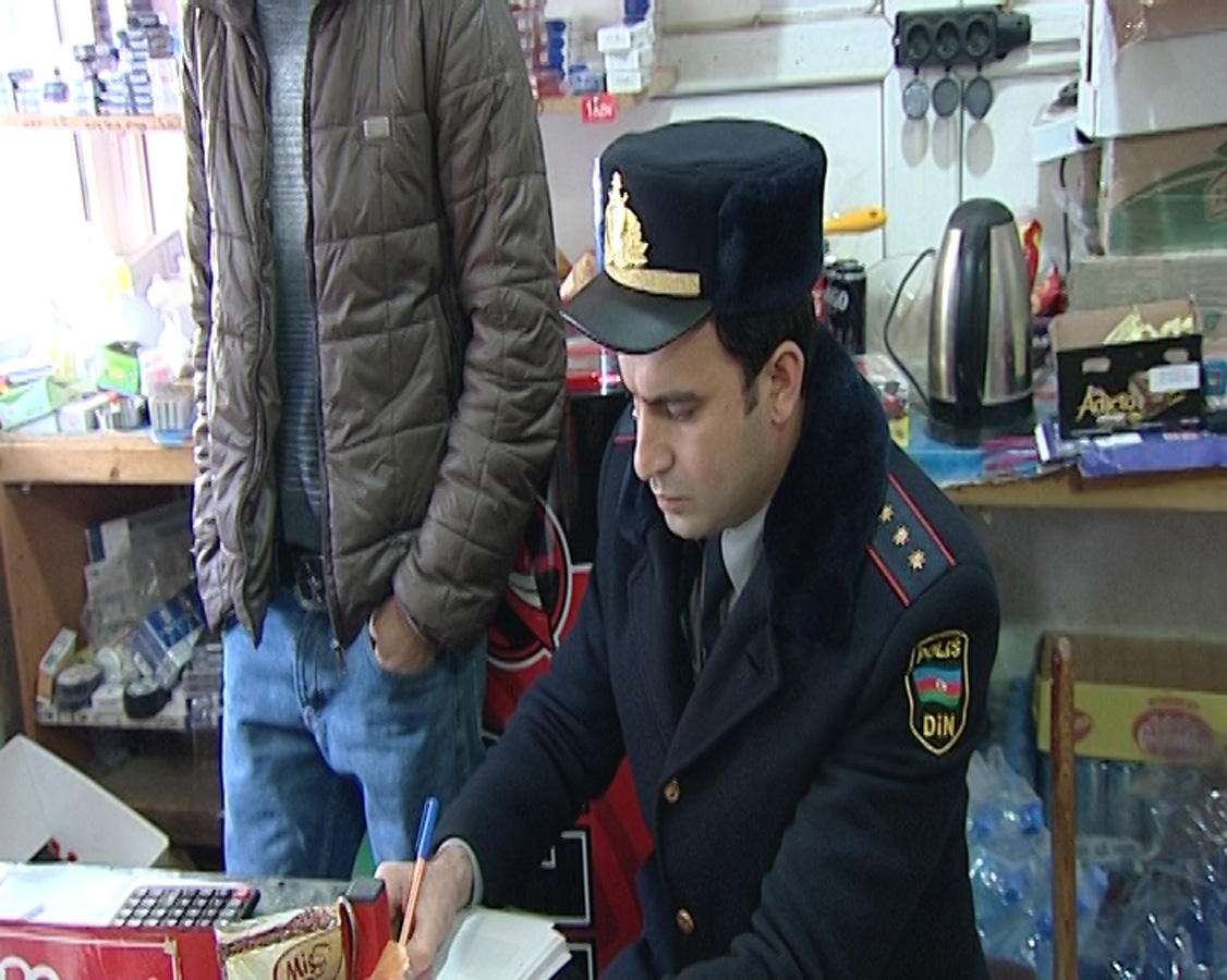 Bakıda azyaşlılara siqaret və araq satanlar CƏRİMƏLƏNDİ 