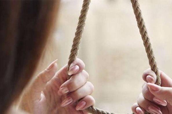 Salyanda ərinin ailəsi qızılları tələb etdi - 2 uşaq anası özünü öldürdü