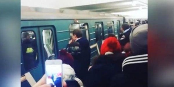 Bakı metrosunda oğlan qızı vurub qatardan platformaya saldı