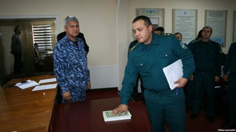 Bu ölkədə polislər Qurana əl basdılar - Rüşvət almayacaqlarına dair