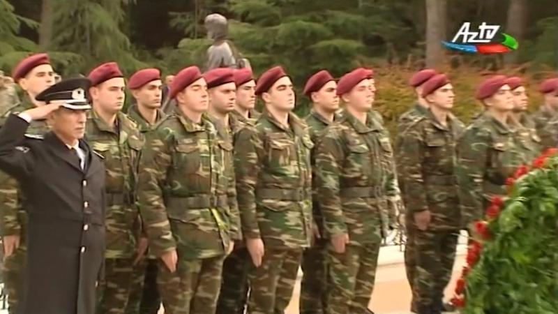 Əsgər Heydər Əliyev Mədət Quliyevlə birgə babasının məzarı önündə - VİDEO
