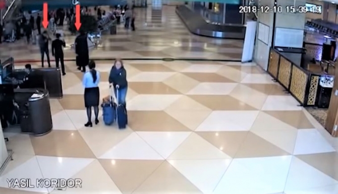 Bakıya gələn ər-arvadın aeroportdan "iPhone" keçirmək üçün ağlagəlməz əməli - VİDEO