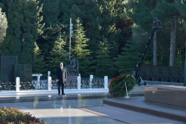 İlham Əliyev ailə üzvləri ilə birlikdə Heydər Əliyevin məzarını ziyarət etdi