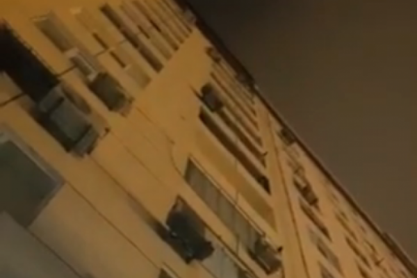 Bakıda binadan nəcis dolu torba atdılar - “Chevrolet” yararsız hala düşdü - VİDEO