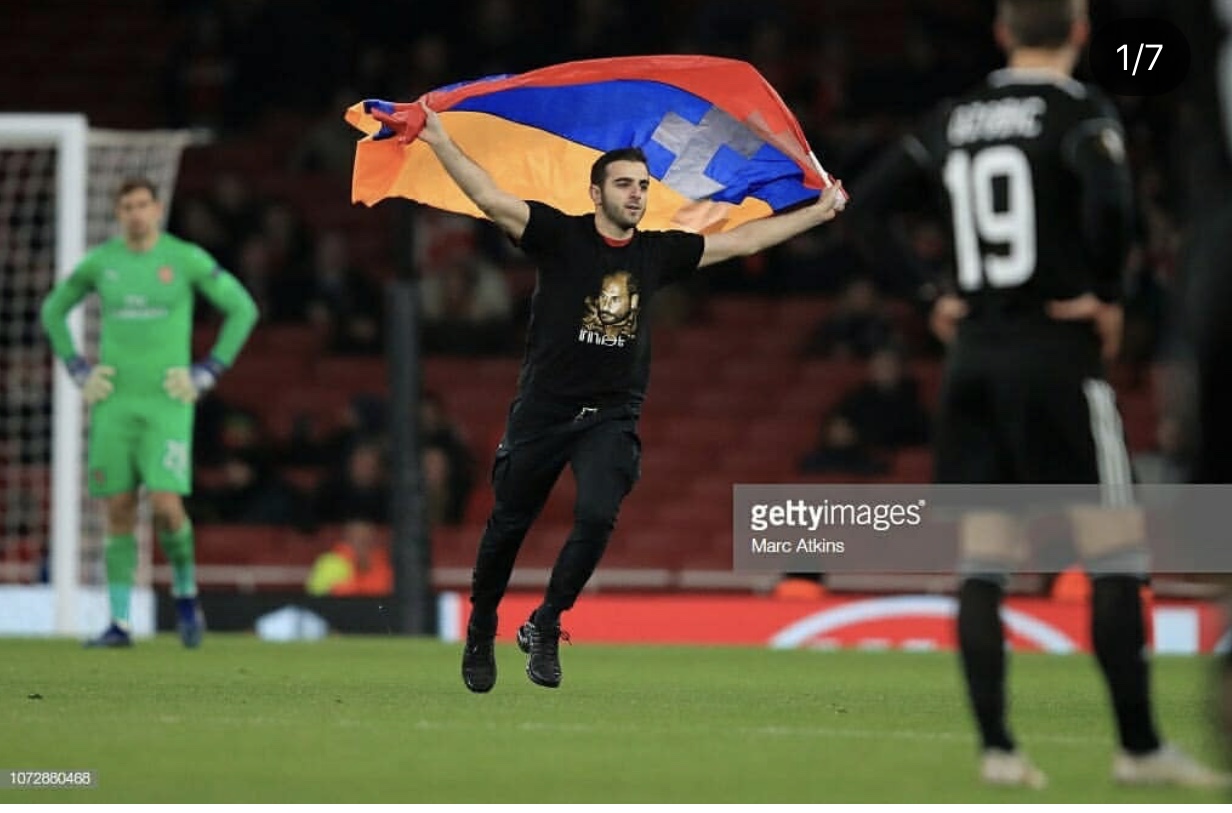 “Arsenal” - “Qarabağ” oyununda erməni Qondarma ölkənin bayrağı ilə meydana hücum etdi - FOTOLAR