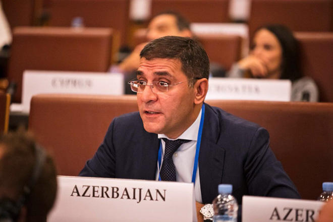 Azərbaycanlı deputat içki içib, dava saldı - Bakının mərkəzində