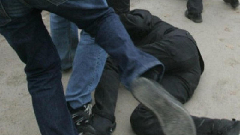 Məktəblilərin qız üstündə QANLI DAVASI
