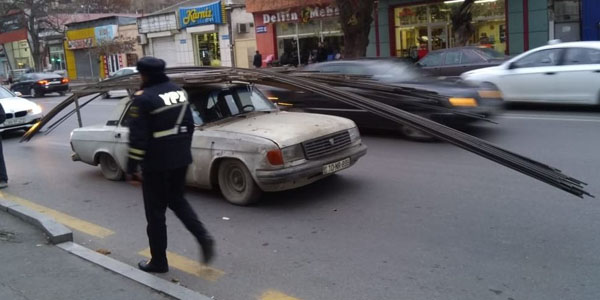 Bakıda sürücü özünə və polis əməkdaşına yanıq xəsarəti yetirdi