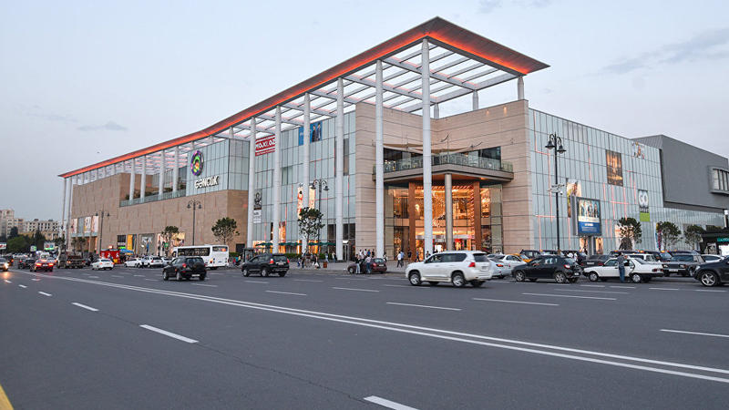 “Gənclik Mall”ın qarşısında dəhşət – Maşınlar üstündən keçdi, yerindəcə öldü