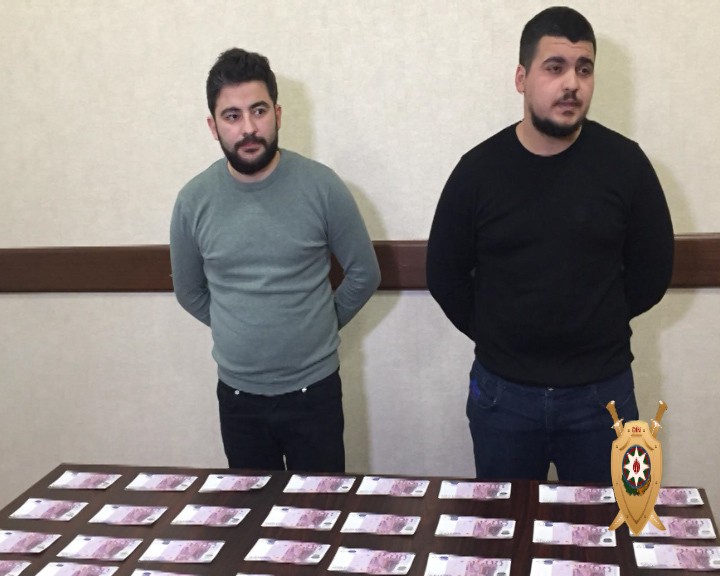 Bakıya satmaq üçün 42 min saxta avro gətirən şəxslər həbs edildi - FOTO
