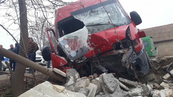 Mikroavtobus qəzaya düşdü, yaralananlar var