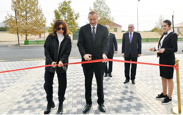 İlham Əliyev və xanımı məcburi köçkünlər üçün tikilən kompleksin açılışında