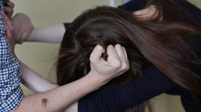 Gecə yarısı evə girib 16 yaşlı qızın saçından tutdu və ...- Azərbaycanda zorlanma cinayəti