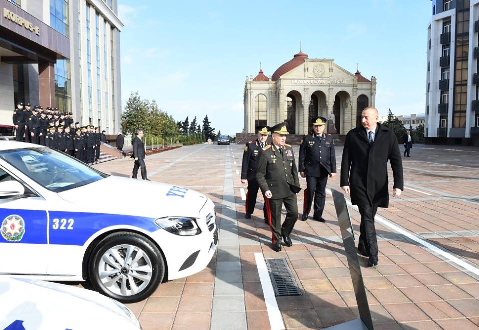 Prezident yol polislərinə verilən maşınlara baxdı - FOTOLAR
