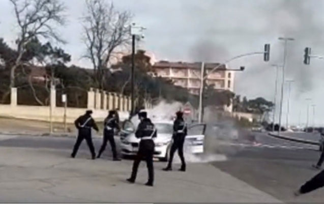 Yol polisinin maşını yandı - Video