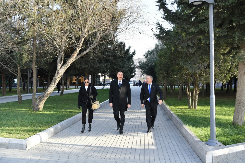 Prezidentlə xanımı parkda - Fotolar