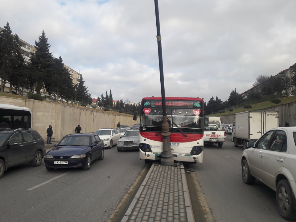 Bakıda sərnişin avtobusu qəzaya düşdü: xəsarət alan var - FOTO