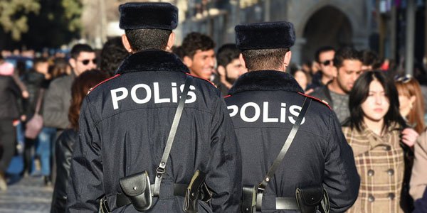 Bakıda polisə hücum edildi: Ülgüclə