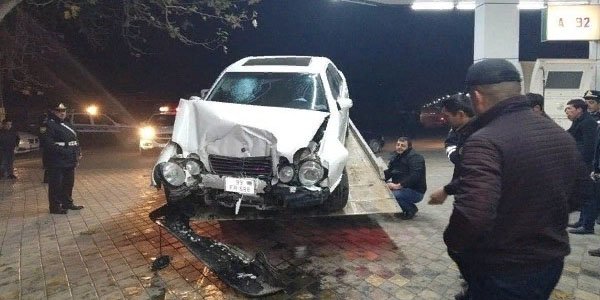 Bərdədə "Mercedes" yanacaqdoldurma məntəqəsinə çırpıldı: yaralılar var